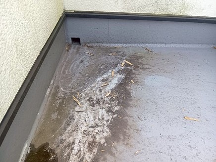 ベランダ　劣化　黒ず